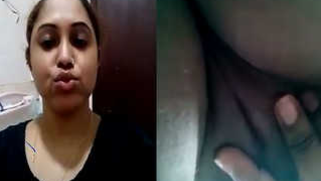 Desi comes to the bathroom to strip her XXX pussy and give it the sex joy