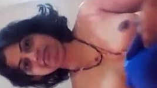 Amateur Desi aunty shows small XXX boobs and pussy on the webcam