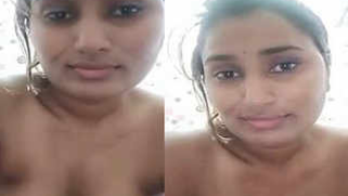 Pretty Desi sexpot records for BF how she washes XXX body at home