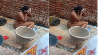 Naughty boy records how naked Desi neighbor washes XXX body outdoors