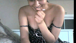 Boyfriend is far away but Indian sweetie pampers him with porn video