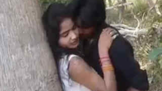 Guy kisses sexy Indian girlfriend to turn her on before outdoor XXX action