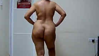 Naked Desi woman with sexy buttocks performs a nice dance in XXX video