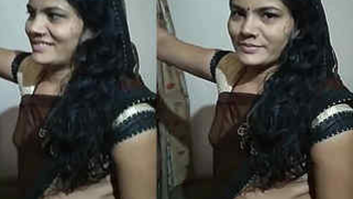 Seductive sex video of good-looking Indian chick posing in XXX sari