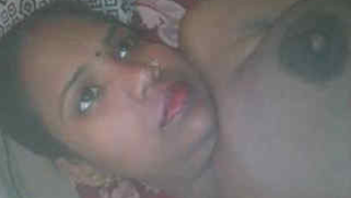 Desi MILF shows on cam her XXX assets while waiting for sex rendezvous