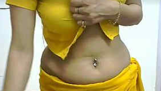 Desi MILF performs sex show on webcam dressed in yellow XXX outfit