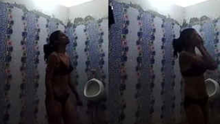 Nice sex video of modest Desi girl who shows XXX assets in bathroom
