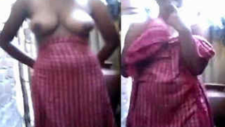 Indian hussy with a XXX figure plays some sex games on the camera