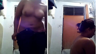 Indian woman does a good XXX job in front of the sex camera at home