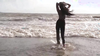 Indian girl needs sex action and exposes her XXX parts in the ocean