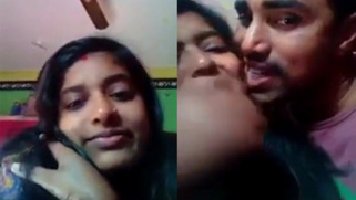 Indian lovers exchange XXX kisses before becoming in mood for sex