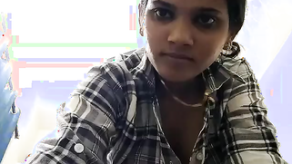 Hot Desi babe shows tits while changing clothes