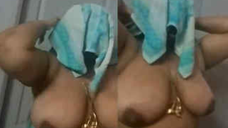 Spectators can't see Indian woman's face but her porn pomelos are amazing