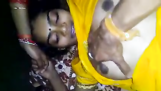 Desi52 bhabhi indian aunty show new yellow saree in village | XXX Video on AllSex.XXX