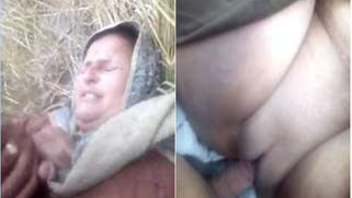 Insatiable Paki dude has outdoor sex with XXX auntie in the field