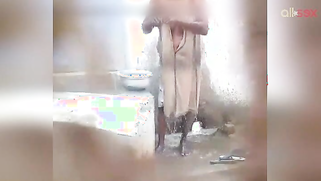 Desi woman flashes big natural breasts while washing the body outside | XXX Video on AllSex.XXX