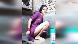 Horny Desi aunty films her steamy bathing outdoor for your viewing pleasure