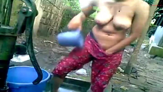 Some XXX adventures of Desi MILF who films herself washing outdoors | XXX Video on AllSex.XXX
