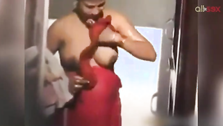 Outdoor bathing sexy Desi aunty beauty rubs her pussy under water | XXX Video on AllSex.XXX