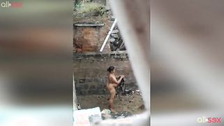 Fatty Desi housewife changes but neighbor manages to film her naked | XXX Video on AllSex.XXX