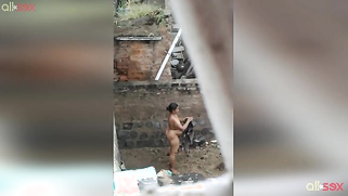 Fatty Desi housewife changes but neighbor manages to film her naked | XXX Video on AllSex.XXX