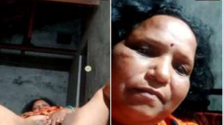 Naughty Desi mature woman broadcasts her own porn show from bedroom