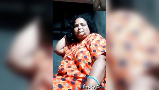 Naughty Desi mature woman broadcasts her own porn show from bedroom | XXX Video on AllSex.XXX