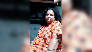 Naughty Desi mature woman broadcasts her own porn show from bedroom | XXX Video on AllSex.XXX