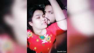 Desi girl in red sari kisses bearded man who films their lips merging | XXX Video on AllSex.XXX