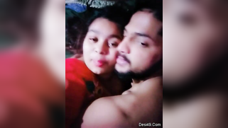 Desi girl in red sari kisses bearded man who films their lips merging | XXX Video on AllSex.XXX