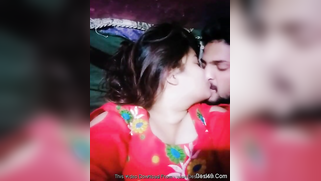 Desi girl in red sari kisses bearded man who films their lips merging | XXX Video on AllSex.XXX