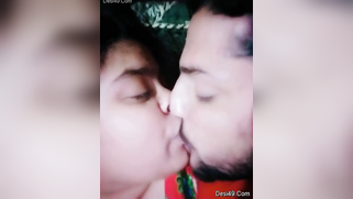 Desi girl in red sari kisses bearded man who films their lips merging | XXX Video on AllSex.XXX