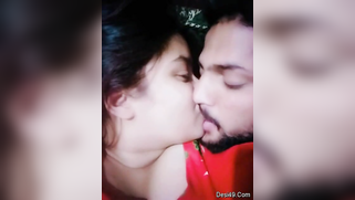 Desi girl in red sari kisses bearded man who films their lips merging | XXX Video on AllSex.XXX