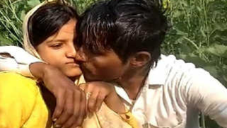Guy kisses and then fucks hot desi MILF in yellow sari in the field