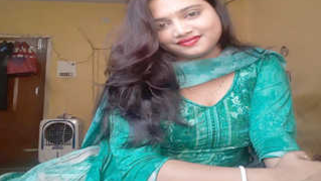 Tempting Indian woman shamelessly exposes natural tits on the camera | XXX Video on AllSex.XXX