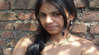 Desi sex worker knows how to take shower in such a way to entice men