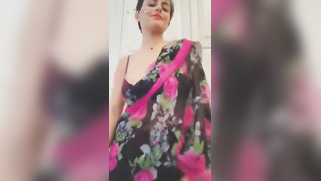 Woman in sari perform XXX dance and slowly strips down moving body | XXX Video on AllSex.XXX