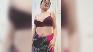 Woman in sari perform XXX dance and slowly strips down moving body | XXX Video on AllSex.XXX