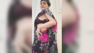 Woman in sari perform XXX dance and slowly strips down moving body | XXX Video on AllSex.XXX