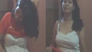 Hot Indian aunty takes white top off and then deletes nice black bra | XXX Video on AllSex.XXX