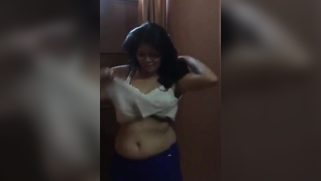 Hot Indian aunty takes white top off and then deletes nice black bra | XXX Video on AllSex.XXX