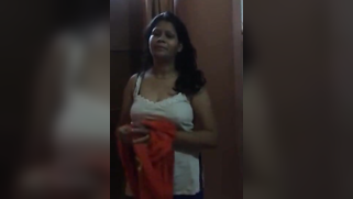 Hot Indian aunty takes white top off and then deletes nice black bra | XXX Video on AllSex.XXX