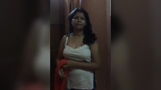 Hot Indian aunty takes white top off and then deletes nice black bra | XXX Video on AllSex.XXX