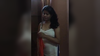 Hot Indian aunty takes white top off and then deletes nice black bra | XXX Video on AllSex.XXX