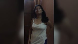 Hot Indian aunty takes white top off and then deletes nice black bra | XXX Video on AllSex.XXX