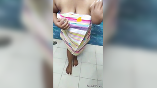 Desi housewife flashes body in amateur porn video after taking a shower | XXX Video on AllSex.XXX