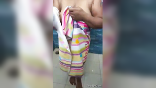 Desi housewife flashes body in amateur porn video after taking a shower | XXX Video on AllSex.XXX
