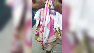 Desi housewife flashes body in amateur porn video after taking a shower
