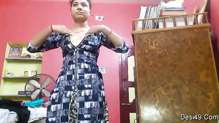 Desi college girl earns money showing private parts in porn video