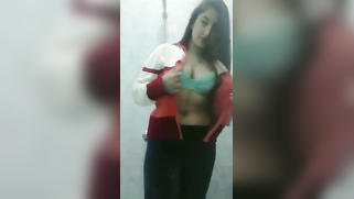 Self-isolated Desi charmer boosts men's mood by the solo porn video | XXX Video on AllSex.XXX